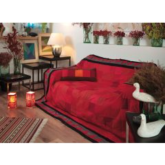 Piros színekből varrt ágytakaró